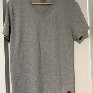 Gray levis cotton t shirt womans L